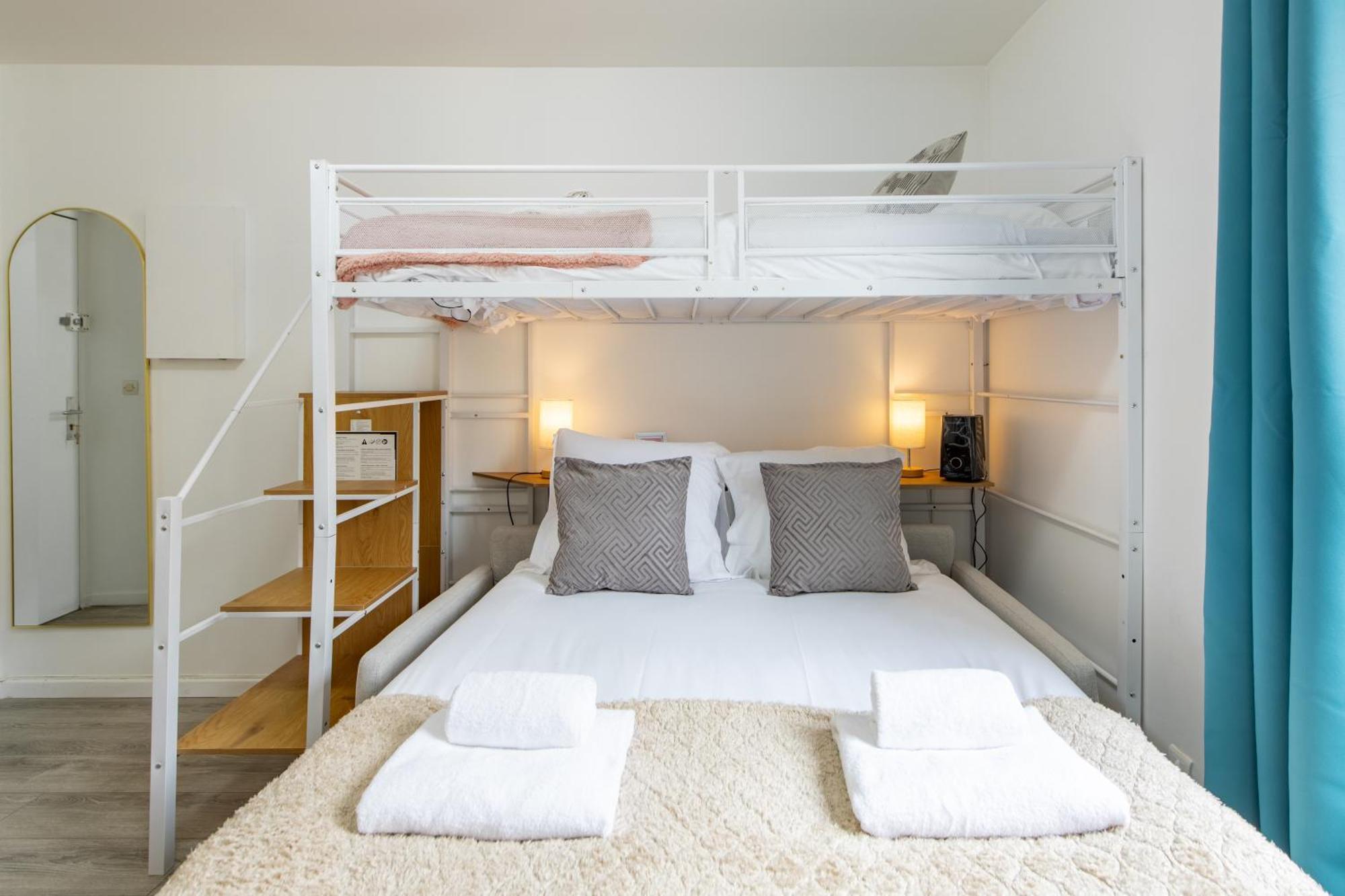 Apartment Deal! Modern In Vibrant Area Only 5 Minutes By Walk To Metro - Location *