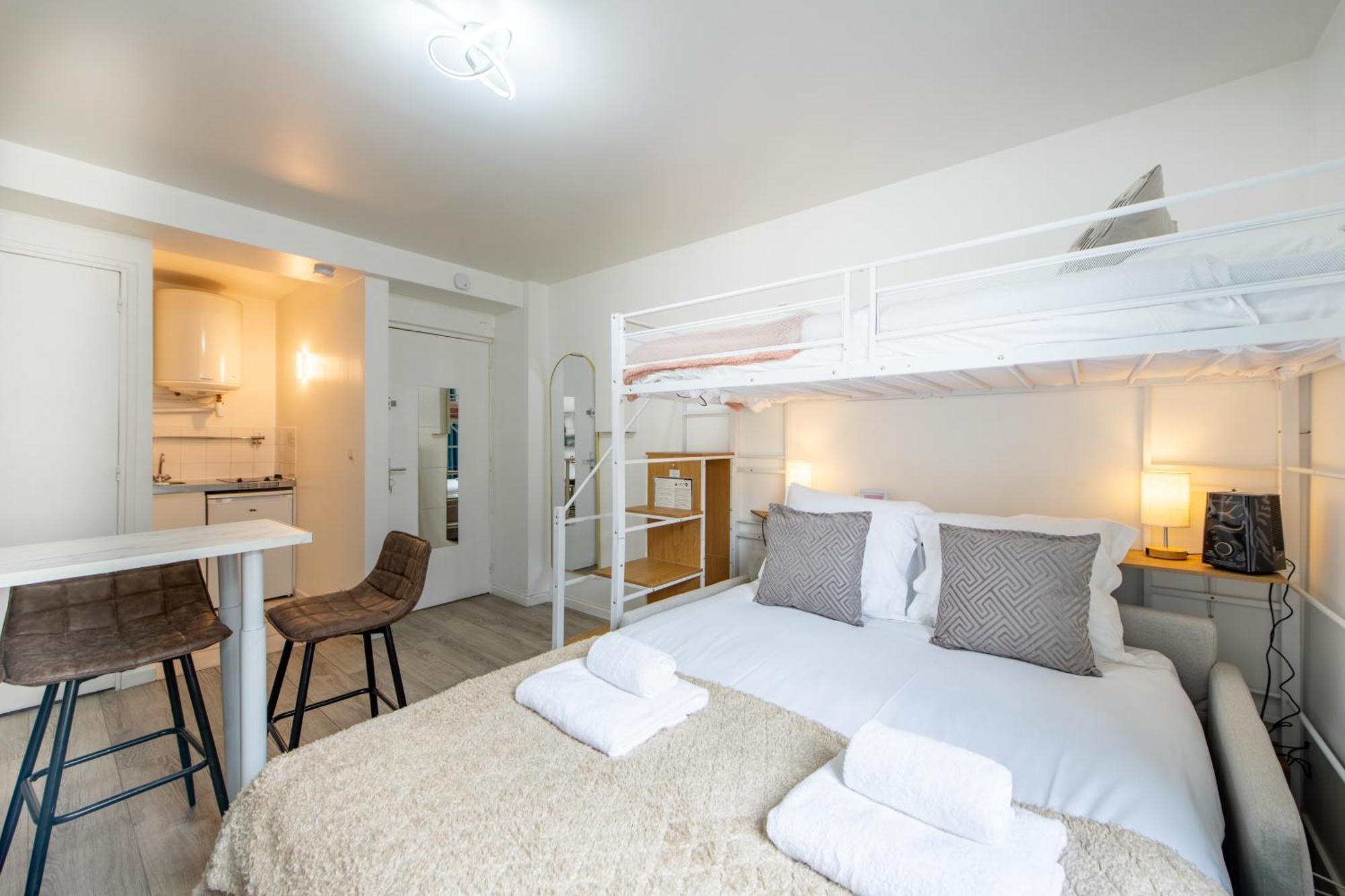 Deal! Modern In Vibrant Area Only 5 Minutes By Walk To Metro - Location Apartment