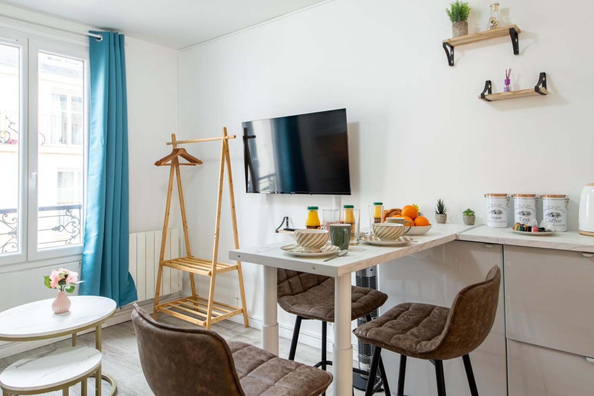 Apartment Deal! Modern In Vibrant Area Only 5 Minutes By Walk To Metro - Location *