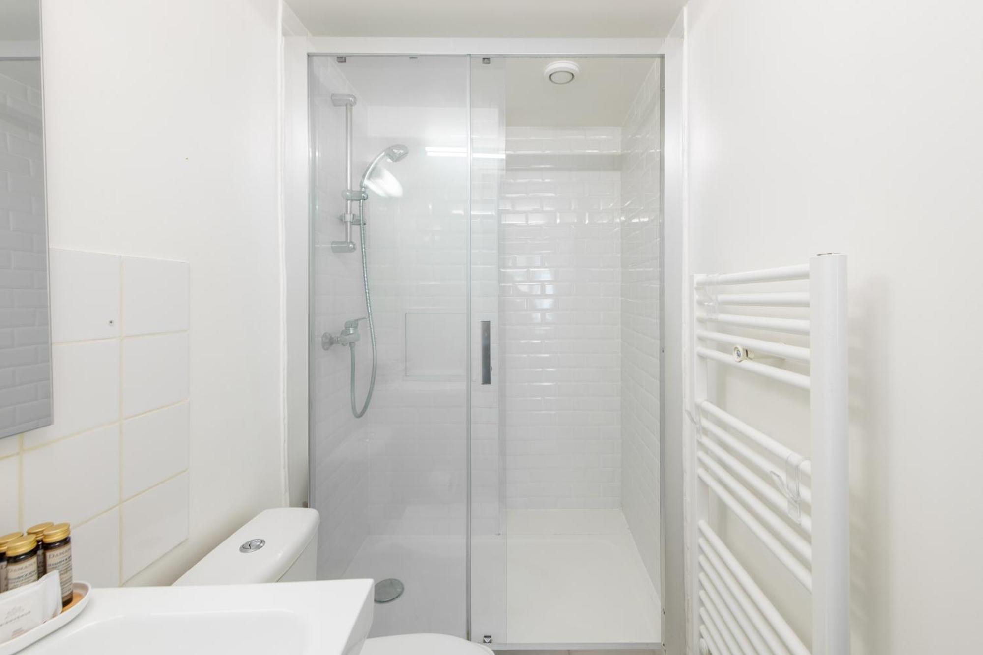 Deal! Modern In Vibrant Area Only 5 Minutes By Walk To Metro - Location