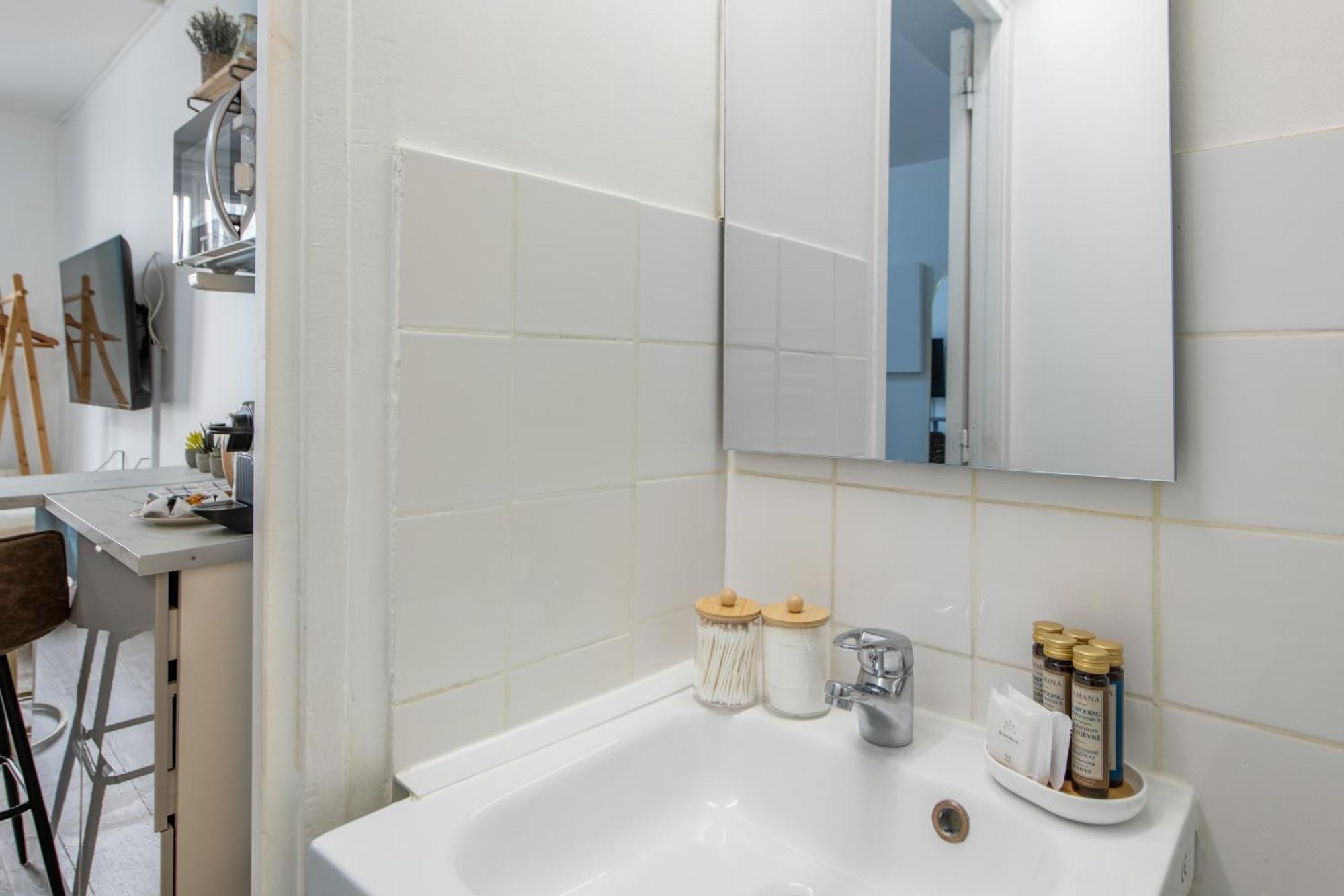 Apartment Deal! Modern In Vibrant Area Only 5 Minutes By Walk To Metro - Location